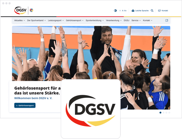 Hängende Hände jubeln auf einem Sportfeld, während Spielerinnen und Trainer in positiver Stimmung zusammenstehen.