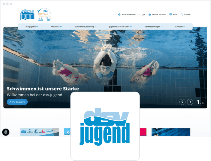 Drei Schwimmerinnen tauchen im blauen Wasser; zwei von ihnen zeigen die Beine, während eine nach oben blickt.