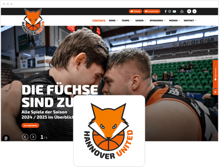 Zwei Basketballspieler umarmen sich in einem Stadion mit grüen Sitzplätzen im Hintergrund. Das Logo von Hannover United ist eingeblendet.
