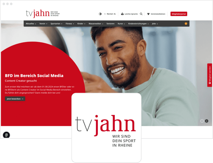 Lächelnder Mann in einem grünen Pullover, der auf einer Webseite über Social Media Content Creator liest.