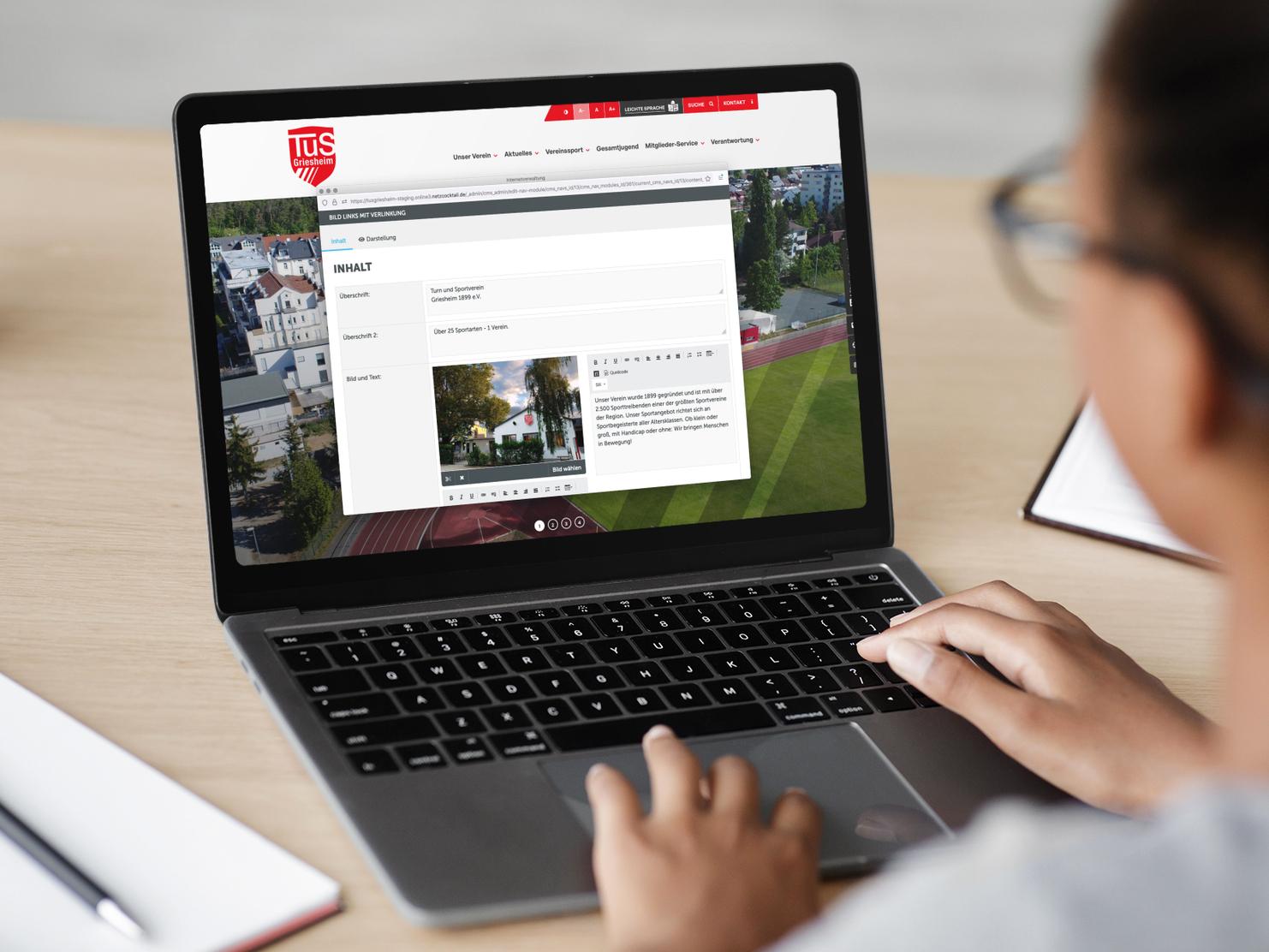 MacBook mit Abbildung einer Vereinswebsite im Adminmodus