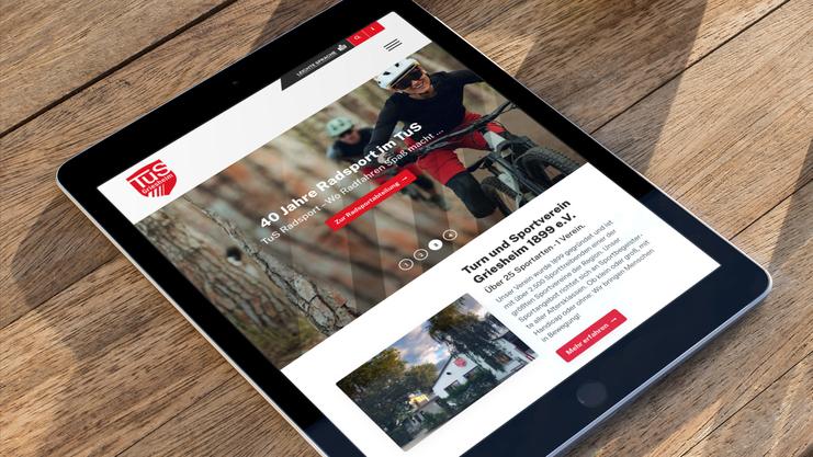Tablet mit Abbildung einer Vereinswebsite