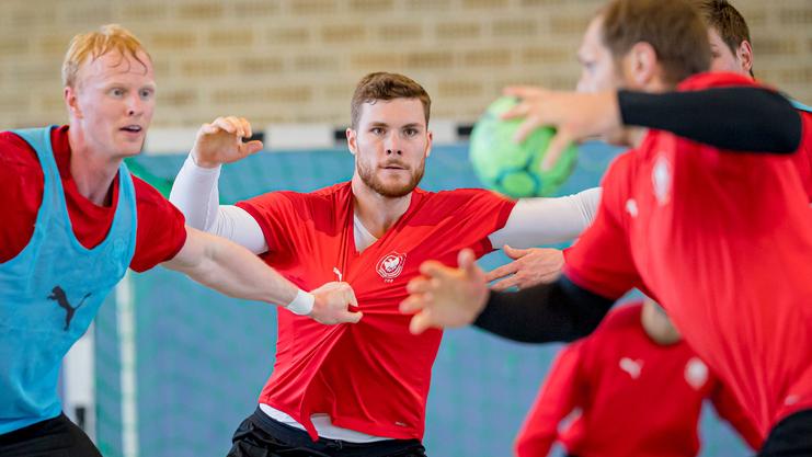 Hanballspieler beim Angriff