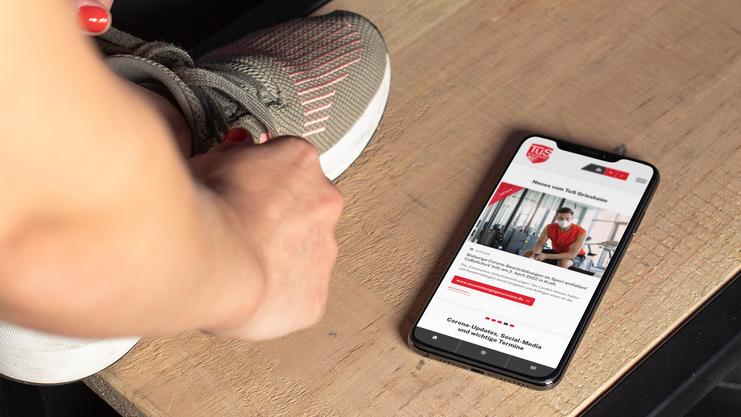 Smartphone mit Abbildung einer Vereinswebsite