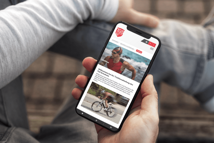 Smartphone mit Abbildung einer Vereinswebsite