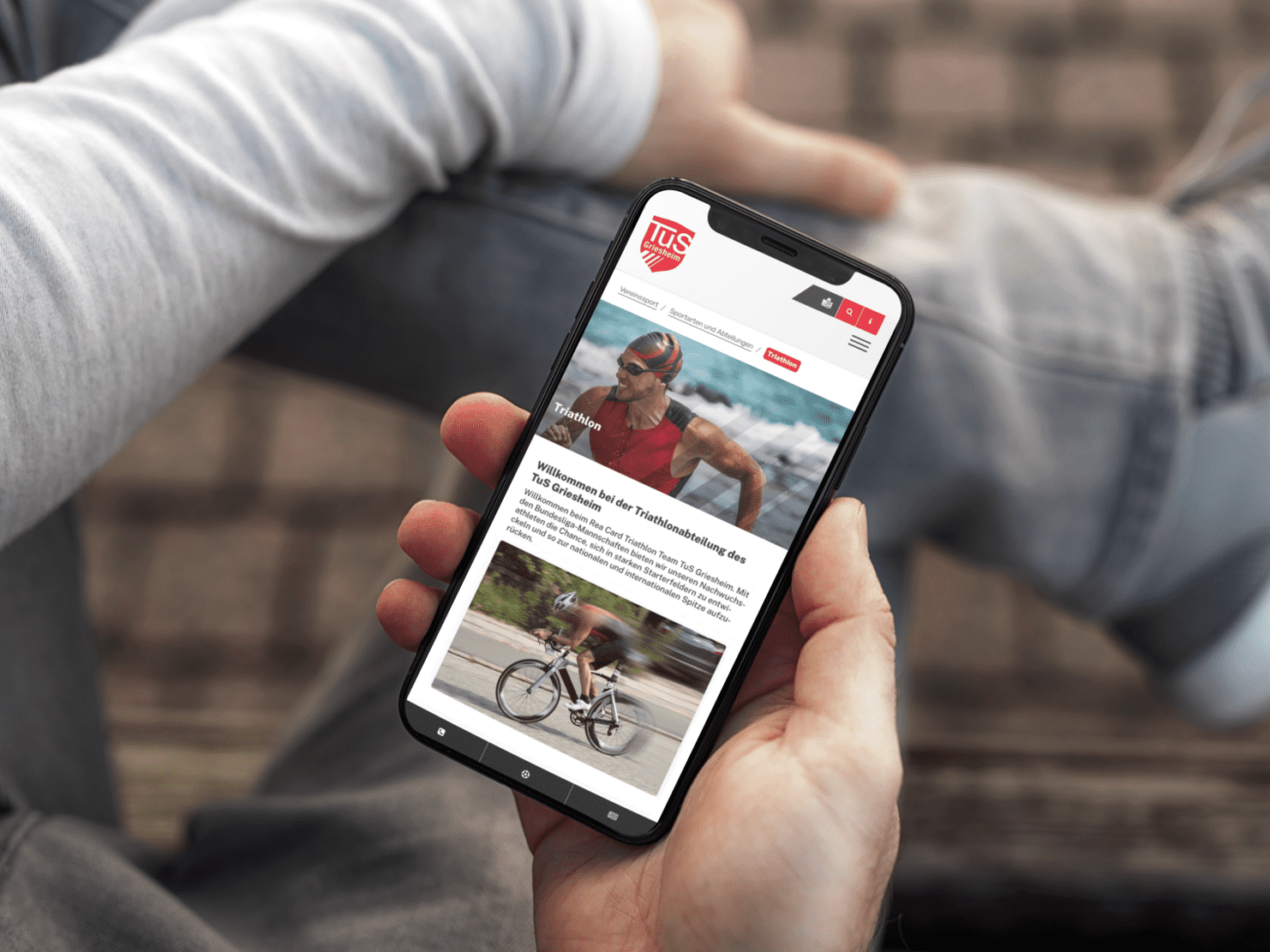 Smartphone mit Abbildung einer Vereinswebsite