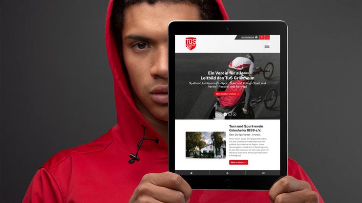 Tablet mit Abbildung einer Vereinswebsite