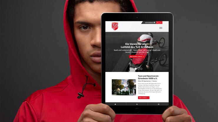 Tablet mit Abbildung einer Vereinswebsite