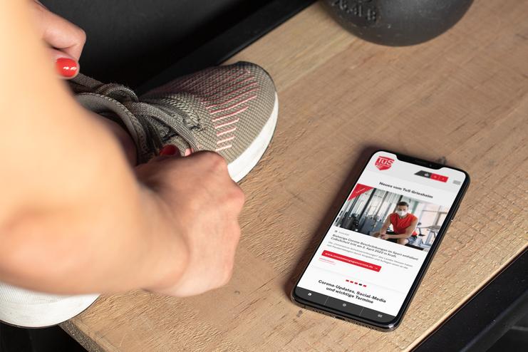 Smartphone mit Abbildung einer Vereinswebsite